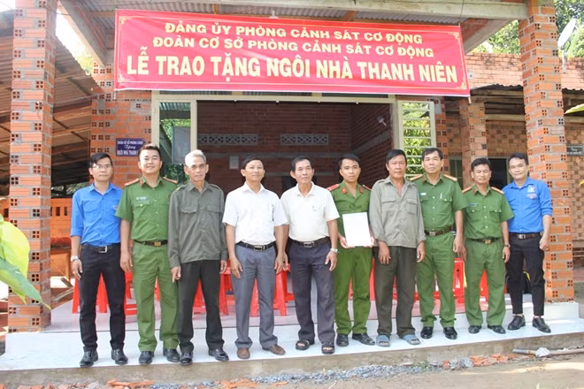 Các đại biểu chụp ảnh lưu niệm cùng gia đình đồng chí Lệnh
