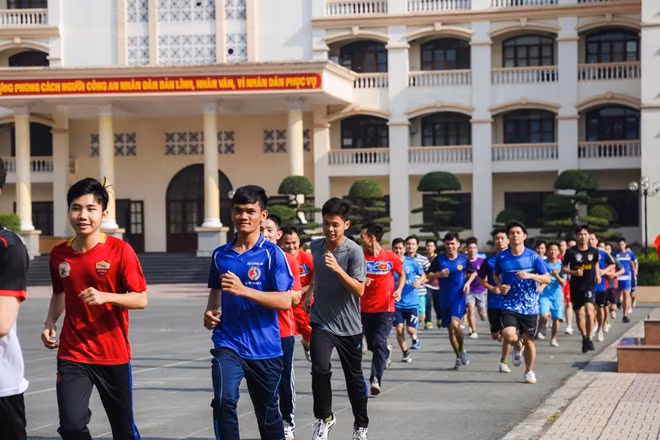 Phần thi chạy thu hút sự tham gia đông đảo của các sinh viên