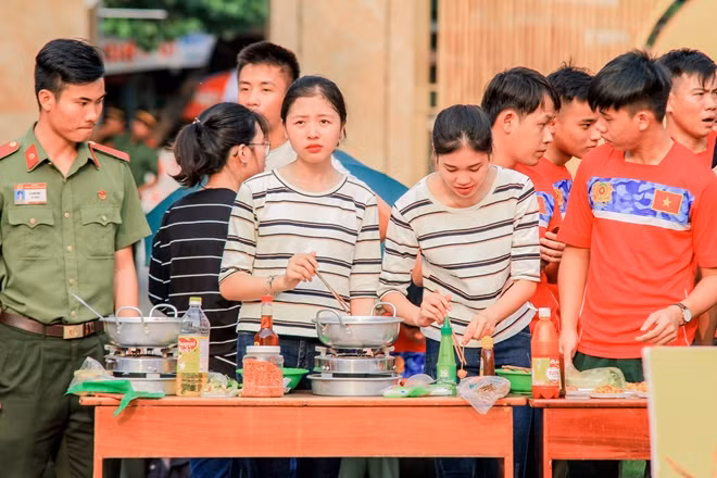 Các nữ sinh viên An ninh trổ tài nấu ăn tại gian hàng ẩm thực