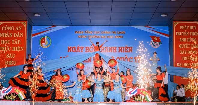 Các tiết mục dân vũ, văn nghệ đặc sắc