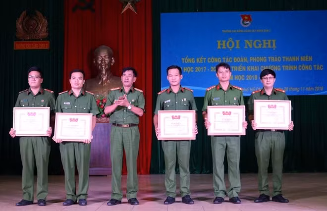 Các tập thể, cá nhân được khen thưởng