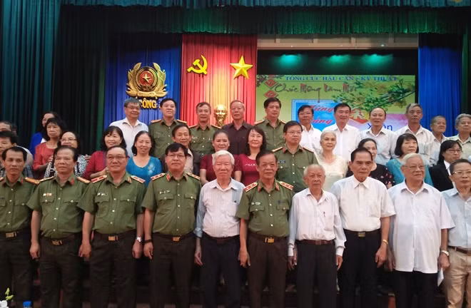 Các đại biểu chụp ảnh lưu niệm tại buổi gặp mặt