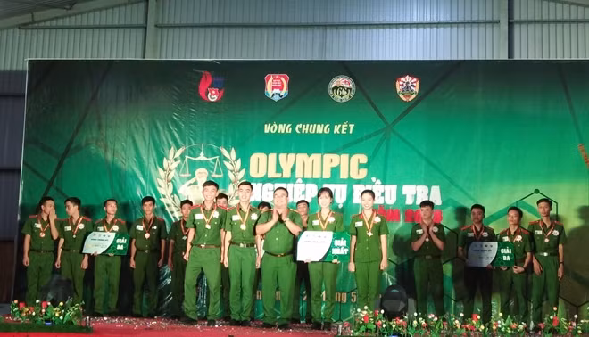 Ban tổ chức trao giải cho các đội thi.