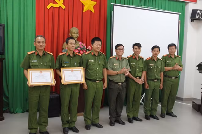 Các tập thể, cá nhân được khen thưởng