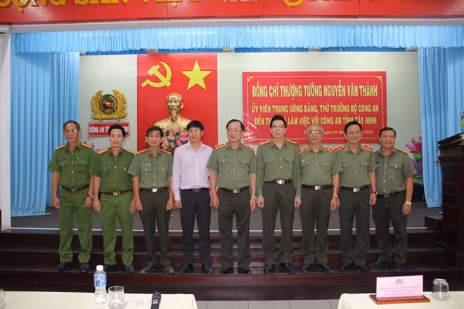 Thượng tướng Nguyễn Văn Thành và đoàn công tác chụp ảnh lưu niệm với Công an Tây Ninh