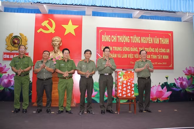 Thượng tướng Nguyễn Văn Thành tặng quà cho Công an Tây Ninh