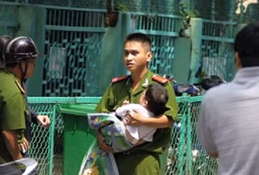 Cháu bé 5 tuổi nghi bị bắt cóc được bàn giao cho gia đình