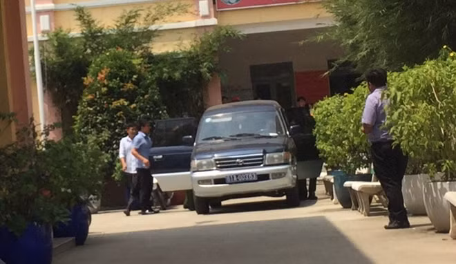 Cán bộ Công an tại trụ sở phòng Tài nguyên Môi trường thị xã Bến Cát