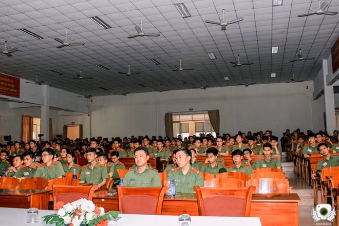 Cán bộ, chiến sỹ, giảng viên, học viên xem buổi diễn