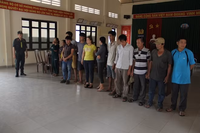 Các con bạc cùng tang vật
