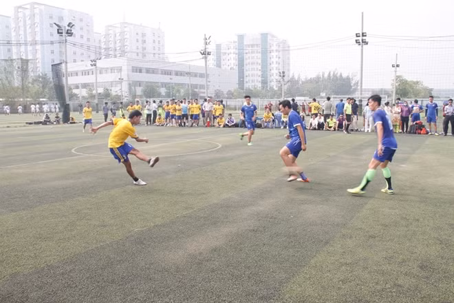 Các đội thi đấu sôi nổi