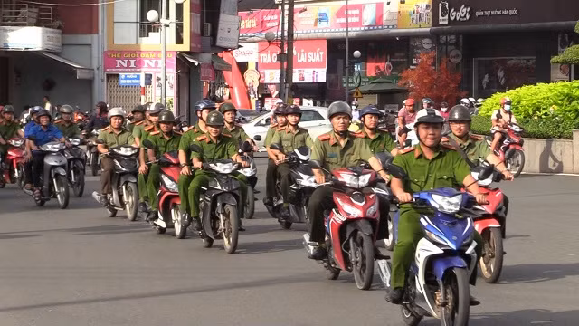 Cán bộ, chiến sỹ ra quân tuyên truyền pháp luật