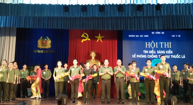 Đại tá Phạm Văn Dư tặng hoa cho cho các đội tham gia dự thi