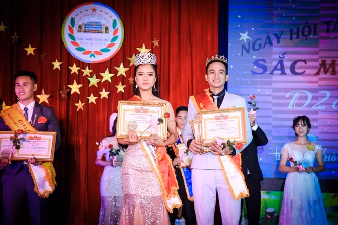 Cặp đôi Tài và Linh được khen thưởng