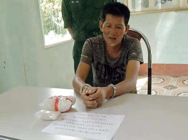 Đối tượng Toàn Vân Khang và tang vật bị lực lượng chức năng bắt giữ quả tang.