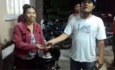 Chị Liên vui mừng nhận lại tài sản. Chị Liên vui mừng nhận lại tài sản.