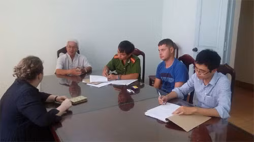 Đối tượng truy nã quốc tế Nosov Denis (người mặc áo phông xanh, ngồi thứ 2 phía bên phải ảnh ).