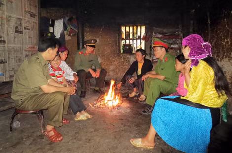 Công an tỉnh Hà Giang tăng cường xuống cơ sở, tuyên truyền bà con cảnh giác trước tội phạm mua bán người.