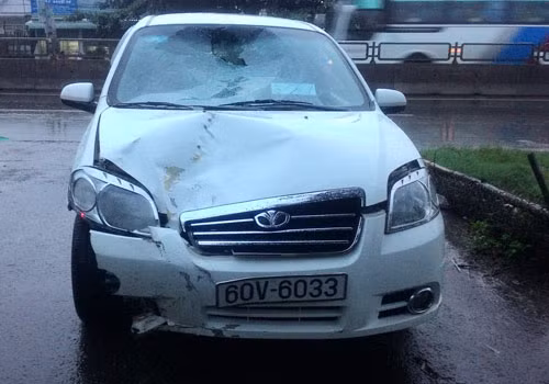 Chiếc xe gây tai nạn bỏ trốn. Chiếc xe gây tai nạn bỏ trốn.