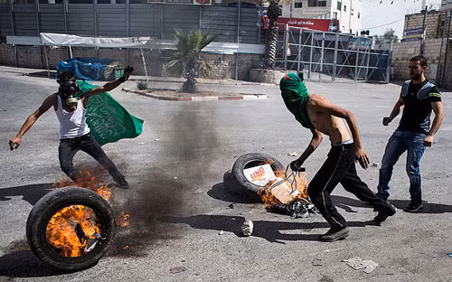 Người Palestine vẫn đang dùng “cuộc chiến ném đá” để chống lại lực lượng an ninh Israel được trang bị vũ khí hiện đại