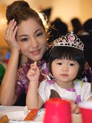 Nghệ sĩ Thúy Nga và con gái. Nghệ sĩ Thúy Nga và con gái.