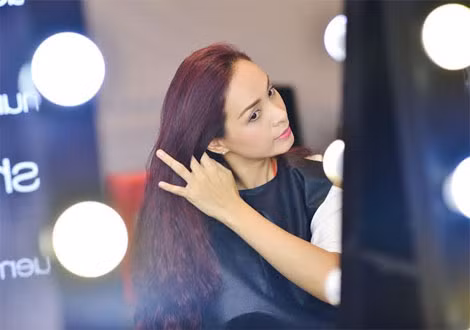 Thúy Hạnh thử đồ, chuẩn bị cho đêm trình diễn trang phục của Julien Fouriné.