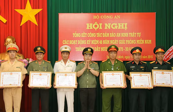 Thứ trưởng Bùi Quang Bền tặng bằng khen cho các đơn vị, cá nhân có thành tích xuất sắc. Thứ trưởng Bùi Quang Bền tặng bằng khen cho các đơn vị, cá nhân có thành tích xuất sắc.
