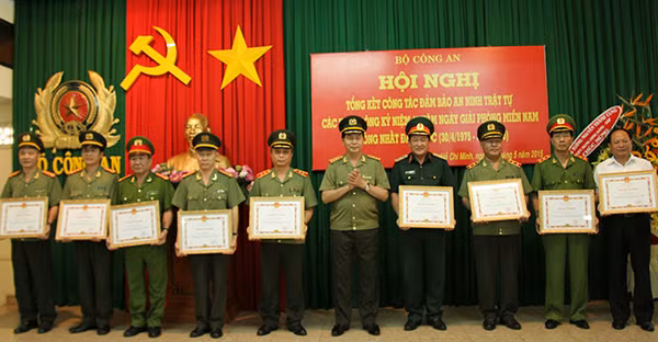 Bộ trưởng Trần Đại Quang tặng Bằng khen của Bộ Công an cho các cá nhân có thành tích xuất sắc. Bộ trưởng Trần Đại Quang tặng Bằng khen của Bộ Công an cho các cá nhân có thành tích xuất sắc.