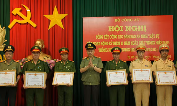 Thứ trưởng Tô Lâm tặng bằng khen cho các đơn vị, cá nhân có thành tích xuất sắc. Thứ trưởng Tô Lâm tặng bằng khen cho các đơn vị, cá nhân có thành tích xuất sắc.
