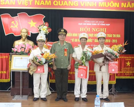 Trung tướng Trình Văn Thống, Phó tổng cục trưởng Tổng cục An ninh tặng hoa và chúc mừng các cá nhân đạt thành tích xuất sắc trong 5 năm thực hiện Phong trào thi đua “Vì An ninh Tổ quốc”. Trung tướng Trình Văn Thống, Phó tổng cục trưởng Tổng cục An ninh tặng hoa và chúc mừng các cá nhân đạt thành tích xuất sắc trong 5 năm thực hiện Phong trào thi đua “Vì An ninh Tổ quốc”.