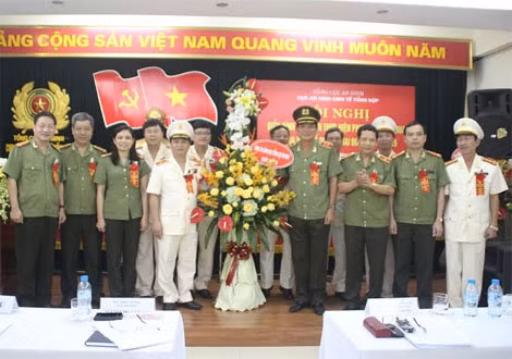 Trung tướng Trình Văn Thống, Phó tổng cục trưởng Tổng cục An ninh tặng hoa chúc mừng tập thể cán bộ Cục ANKT Tổng hợp. Trung tướng Trình Văn Thống, Phó tổng cục trưởng Tổng cục An ninh tặng hoa chúc mừng tập thể cán bộ Cục ANKT Tổng hợp.