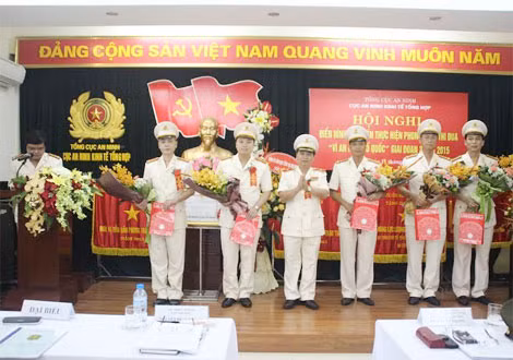 Thiếu tướng Nguyễn Đình Thuận, Cục trưởng Cục ANKT Tổng hợp tặng hoa và chúc mừng các cá nhân đạt thành tích xuất sắc trong 5 năm thực hiện phong trào thi đua. Thiếu tướng Nguyễn Đình Thuận, Cục trưởng Cục ANKT Tổng hợp tặng hoa và chúc mừng các cá nhân đạt thành tích xuất sắc trong 5 năm thực hiện phong trào thi đua.