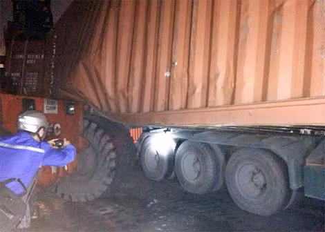 Xe ăn hàng bị hàng đè.