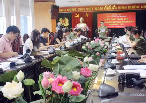 Đại tá Ngô Hoài Thu, Ủy viên Ban chấp hành Trung ương Hội Liên hiệp phụ nữ Việt Nam, Chủ tịch Hội phụ nữ Bộ Công an thông qua một số nội dung cơ bản của Liên hoan trong buổi họp báo.
