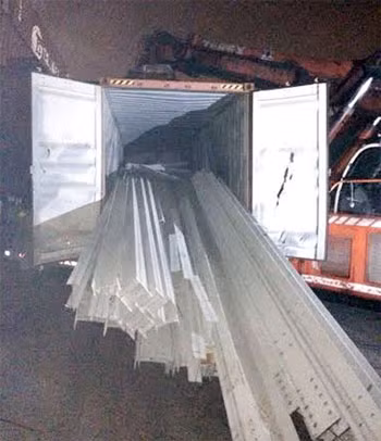 Hàng hoá trong container bị văng ra ngoài.