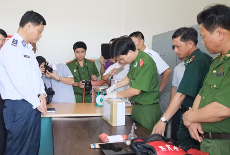 Lực lượng chức năng niêm phong tang vật.