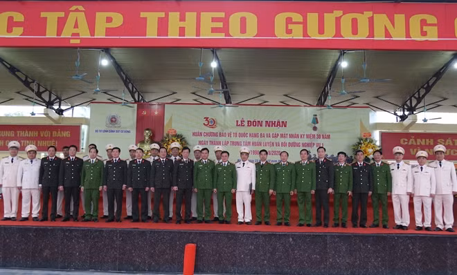 Các đại biểu dự buổi lễ.