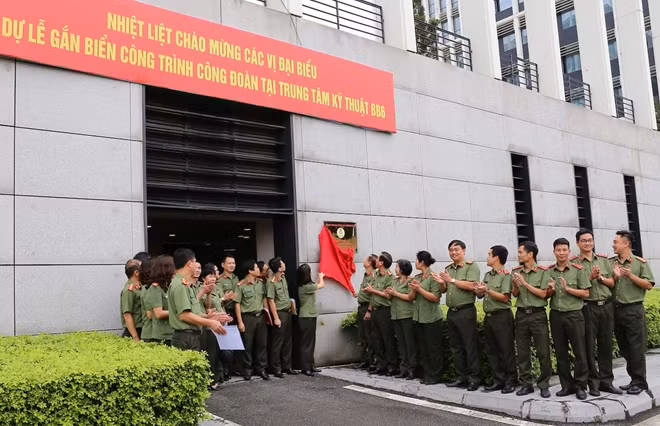 Các đại biểu dự lễ gắn biển công trình “Chủ động, đảm bảo an toàn trung tâm hệ thống thiết bị, kỹ thuật BB6"