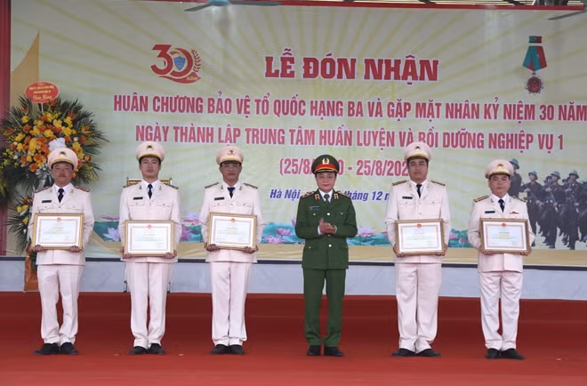 Thừa uỷ quyền của Bộ trưởng Bộ Công an, Trung tướng Phạm Quốc Cương trao Bằng khen của Bộ Công an tặng các cá nhân xuất sắc