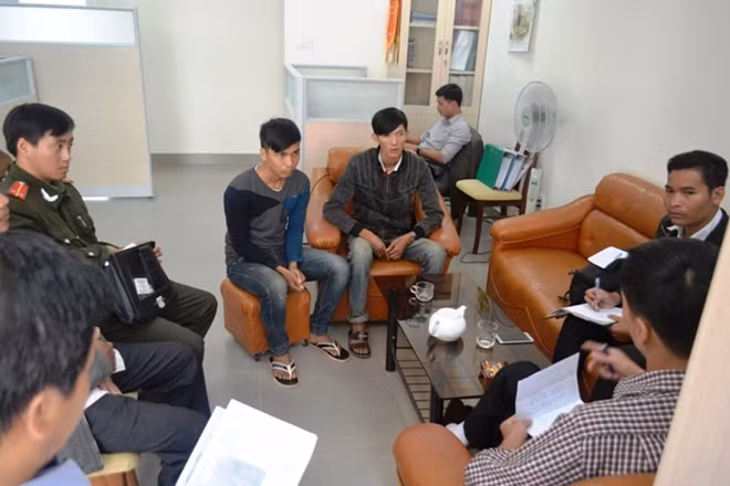 Hồ Quang Đạt và Võ Thanh Tú (giữa) tại Sở LĐ-BT-XH Lâm Đồng