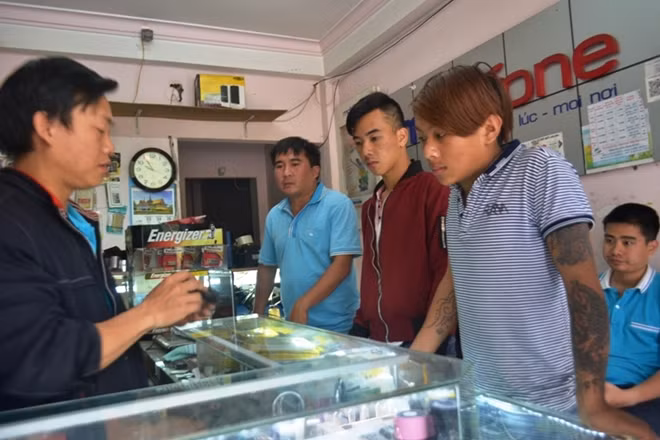 Lực lượng Công an Đà Lạt dẫn giải 2 đối tượng đến cửa hàng điện thoại mà chúng đã bán tang vật lấy tiền tiêu xài thu thập chứng cứ phục vụ công tác điều tra