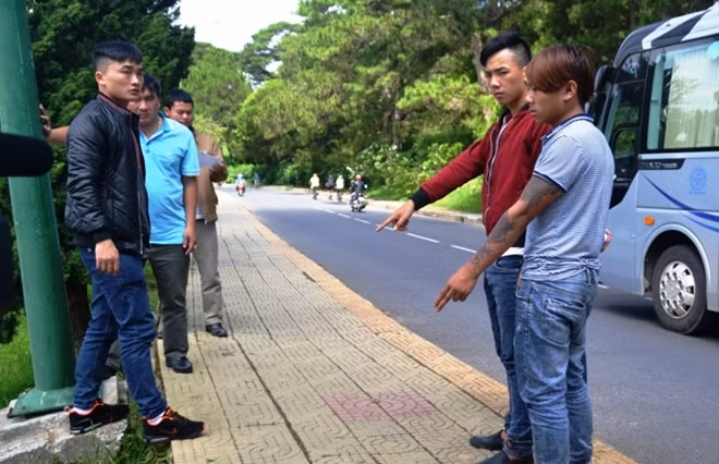 Hai đối tượng chỉ vị trí đã thực hiện phạm tội