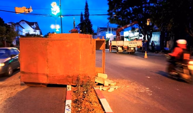 Khối sắt nặng hàng tấn văng xuống đường