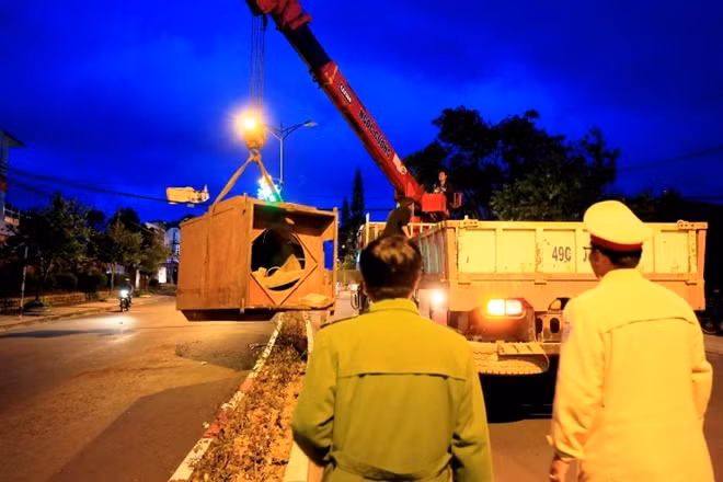 Lực lượng chức năng đã có mặt phân luồng giao thông và giải phóng hiện trường