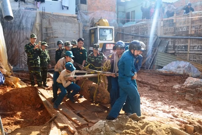 Quả bom được đưa lên mặt đất an toàn