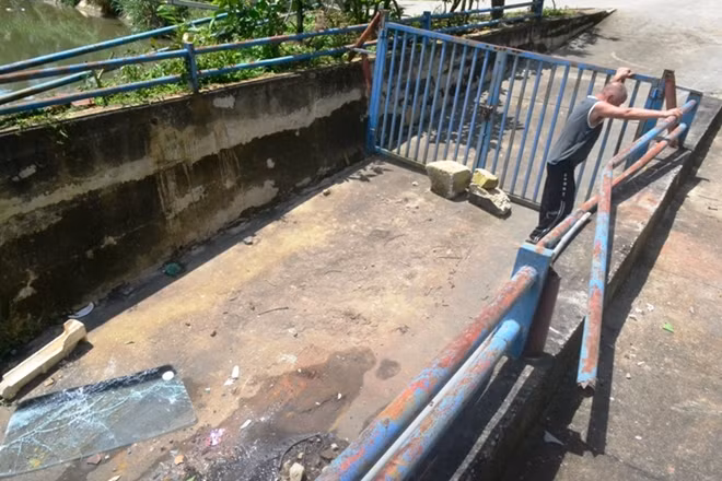 Lan can bảo vệ hành lang suối Cam Ly bị húc gãy