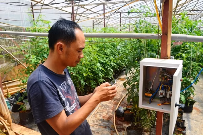 Anh Nguyễn Đức Huy bên bộ điều khiển.