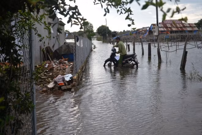 Không thể vào sâu hơn, ông Nguyễn Đình Du, Bí thư chi bộ tổ dân phố 58 phải quay trở lại