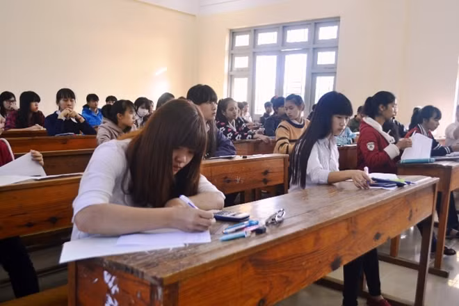 Thí sinh tại Cụm thi số 52 trước giờ phát đề thi môn Toán