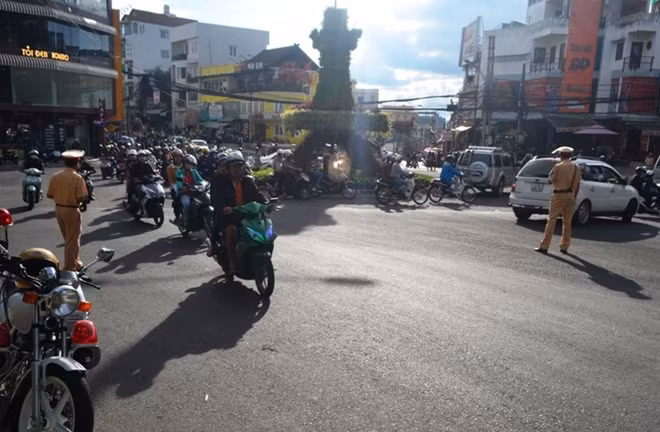 Lực lượng CSGT phân luồng giao thông đảm bảo cho kỳ thi.